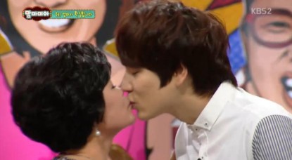 Cho Kyuhyun Kiss Mom at 'MAMA MIA'